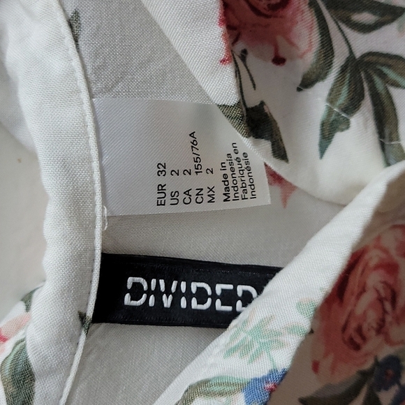 Floral button up sleeveless top - Picture 2 of 4